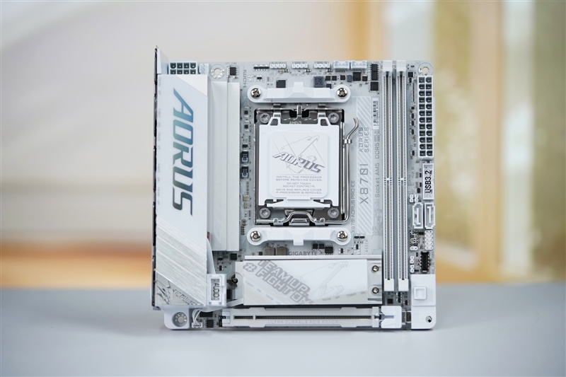 首款真全白ITX小板！技嘉X870I AORUS PRO ICE迷你冰雕评测：性能强悍 不逊顶级大板  第4张