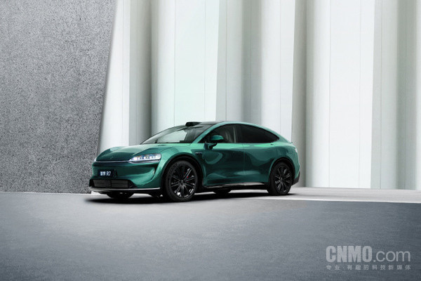 新款智界S7/R7，支持隔窗对讲功能，实现车内外便捷交流