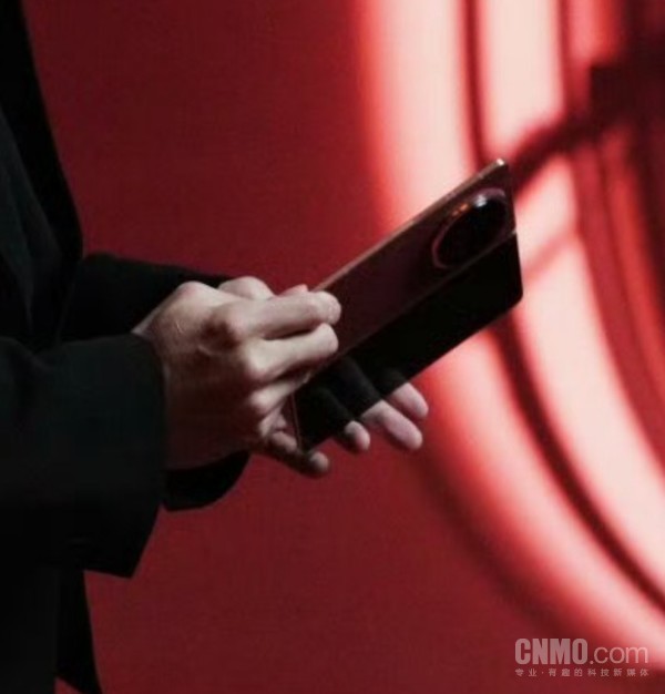 谢霆锋疑似手持荣耀Magic V6新机 曾现身Magic8发布会