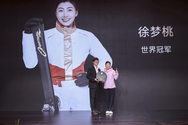 奥运冠军徐梦桃亮相追觅扫地机发布会，两大&ldquo;世界冠军&rdquo;同框引爆AWE
