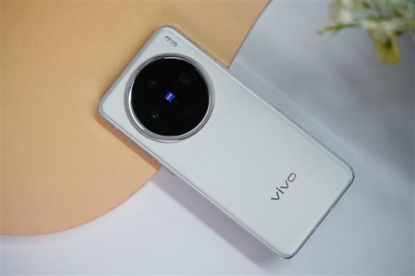 史上最强标准版！vivo X200s首曝：有望用上超声波指纹或无线充  第2张